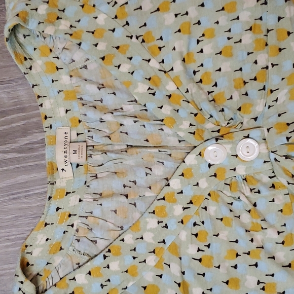 Forever 21 floral v-neck top, size medium - Picture 2 of 4